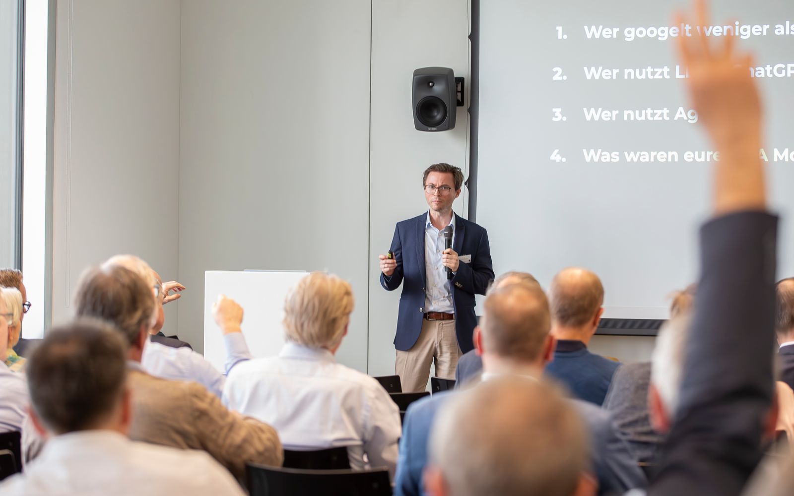 Hendrik Henze in conversation with the audience; several participants raise their hands